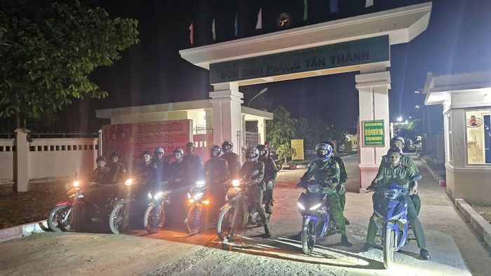 Công an xã phối hợp với Đồn Biên phòng Tân Thành và Ban Chỉ huy Quân sự xã tuần tra bảo vệ tuyến biên giới vào ban đêm.