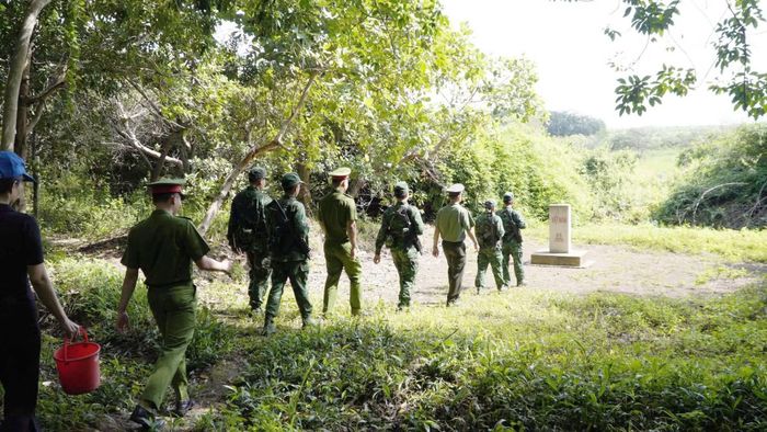 Công an xã Tân Tiến phối hợp với Ban Chỉ huy Quân sự xã, Đồn Biên phòng Tân Thành và các lực lượng liên quan tăng cường tuần tra giữ vững an ninh biên giới.