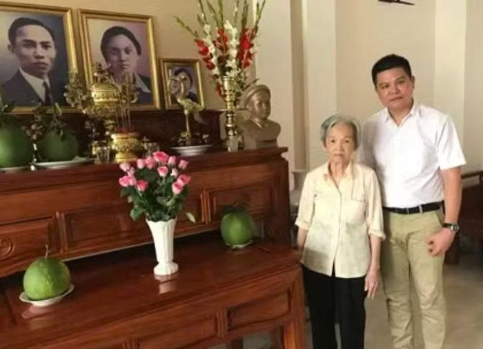 Bà Lê Nguyễn Hồng Minh và PV Báo CAND bên bàn thờ cố Tổng Bí thư Lê Hồng Phong và liệt sĩ Nguyễn Thị Minh Khai. Ảnh chụp tháng 9/2017