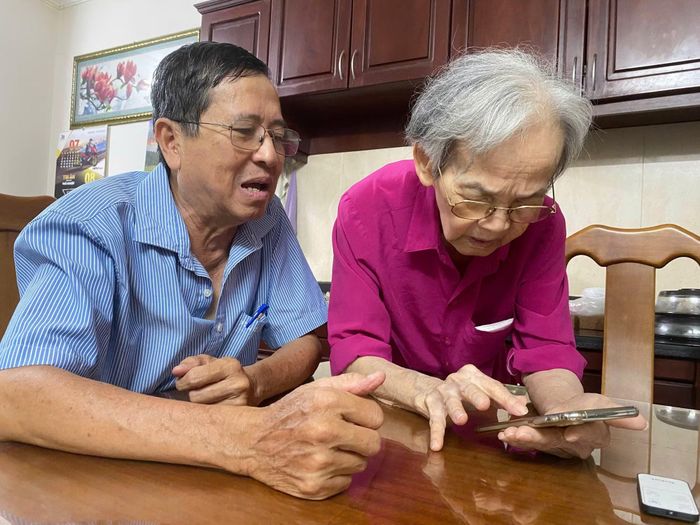 Bà Lê Nguyễn Hồng Minh vẫn thường kể cho cháu con nghe về những tư liệu lịch sử liên quan đến cuộc đời hoạt động cách mạng của ba và mẹ mình.