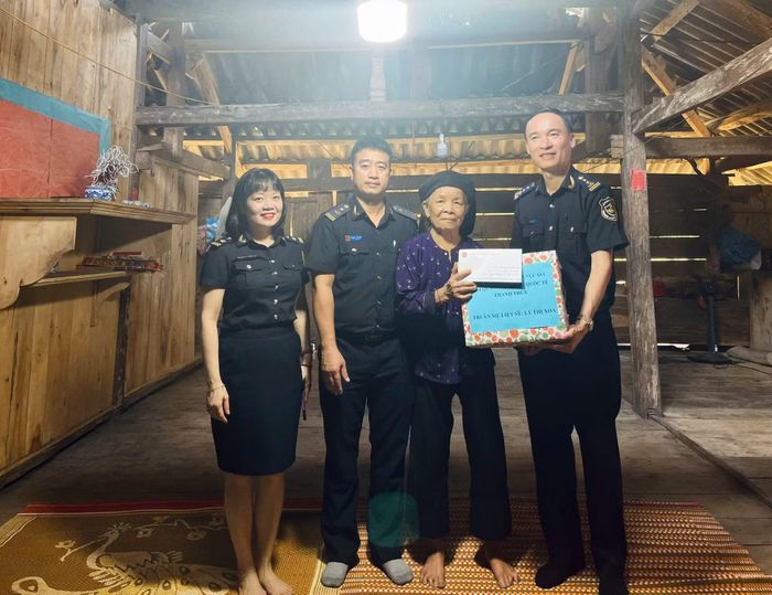 Các đơn vị hải quan thăm hỏi, trao quà cho các gia đình có công, thương binh và thân nhân liệt sĩ.