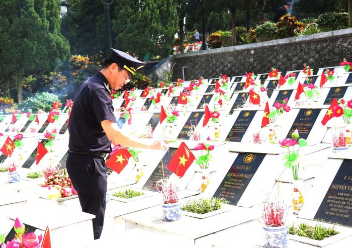 Hoạt động dâng hoa, dâng hương tưởng niệm được nhiều đơn vị tổ chức tại các nghĩa trang liệt sĩ, di tích lịch sử và công trình ghi công.