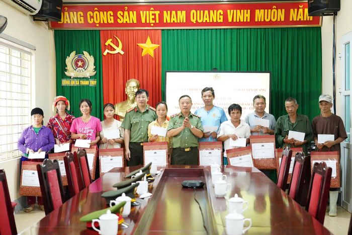 Đoàn trao tặng 10 suất quà cho các hộ gia đình chính sách, người có công, các cháu là con nuôi Công an xã trên địa bàn xã Thanh Thủy.