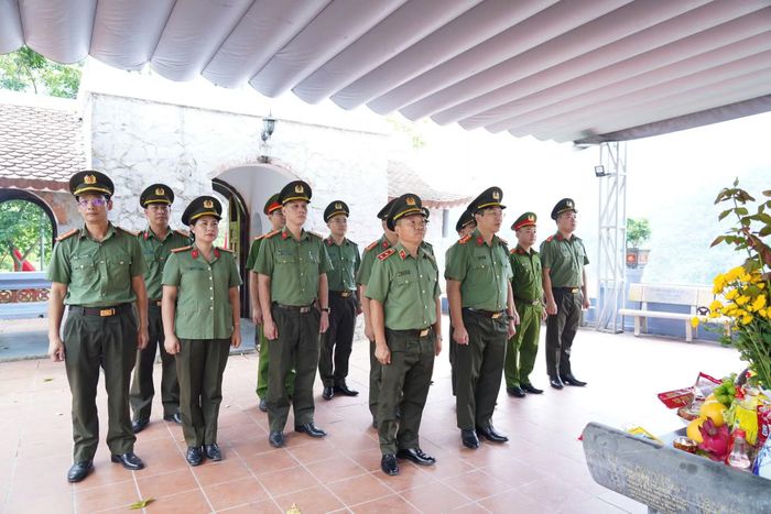 Đoàn đại biểu tổ chức dâng hương, dâng hoa tại Điểm cao 468.