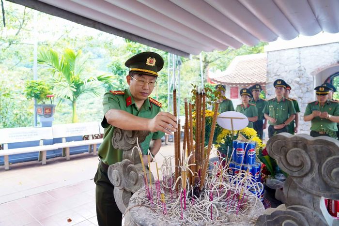 Đoàn đại biểu tổ chức dâng hương, dâng hoa tại Nghĩa trang Liệt sĩ Quốc gia Vị Xuyên.