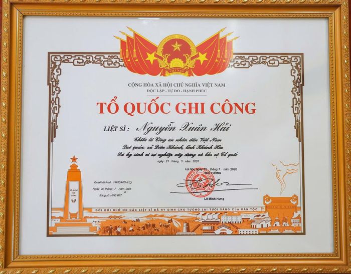 Bằng Tổ quốc ghi công Thiếu tá Nguyễn Xuân Hải.