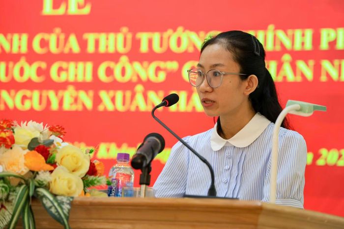 Chị Lê Thị Thùy Hân – vợ của Thiếu tá Nguyễn Xuân Hải xúc động bày tỏ lời cảm ơn của Đảng, Nhà nước, Đảng ủy Công an Trung ương, Bộ Công an, Công an tỉnh Khánh Hòa. Ảnh: Sơn Hồng.