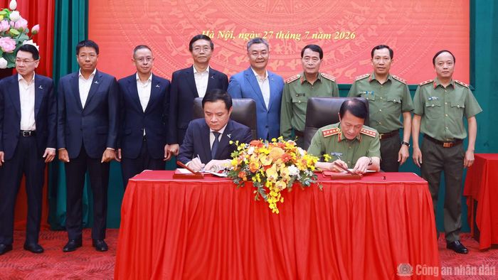 Bộ trưởng Lương Tam Quang và Chủ tịch Hội đồng thành viên Petrovietnam Lê Ngọc Sơn ký Chương trình phối hợp giữa Bộ Công an và Petrovietnam.
