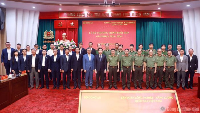 Bộ trưởng Lương Tam Quang cùng Chủ tịch Hội đồng thành viên Petrovietnam Lê Ngọc Sơn và các đại biểu.