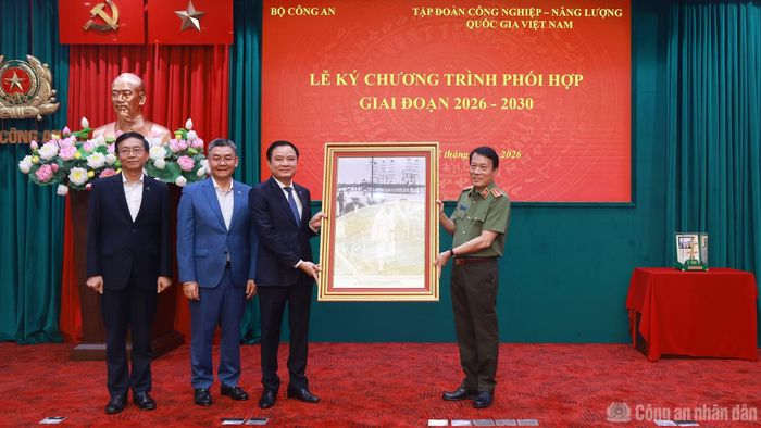 Bộ trưởng Lương Tam Quang tặng quà lưu niệm Petrovietnam.