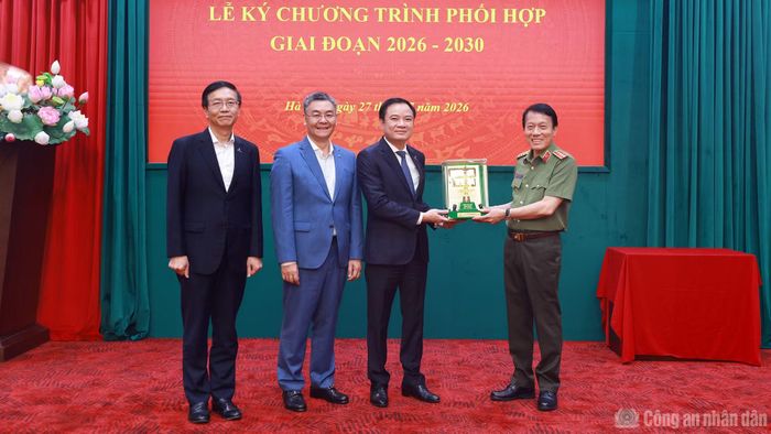 Petrovietnam tặng quà lưu niệm Bộ Công an.