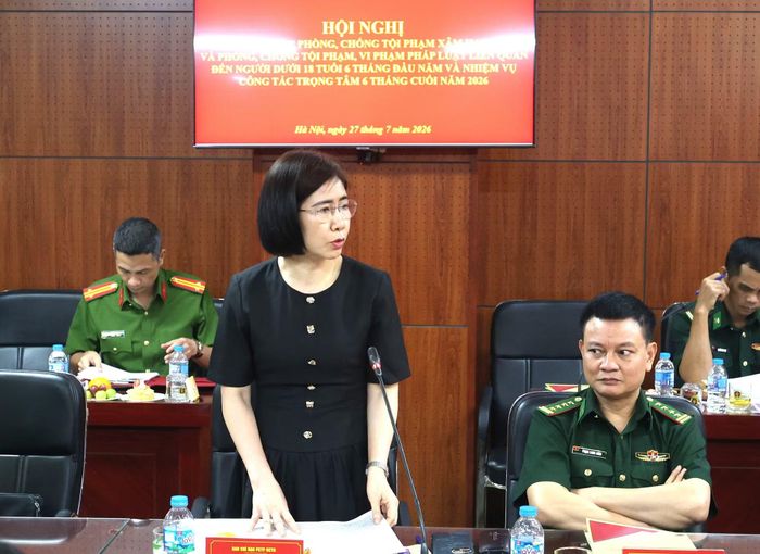 Các đại biểu tham luận tại hội nghị.