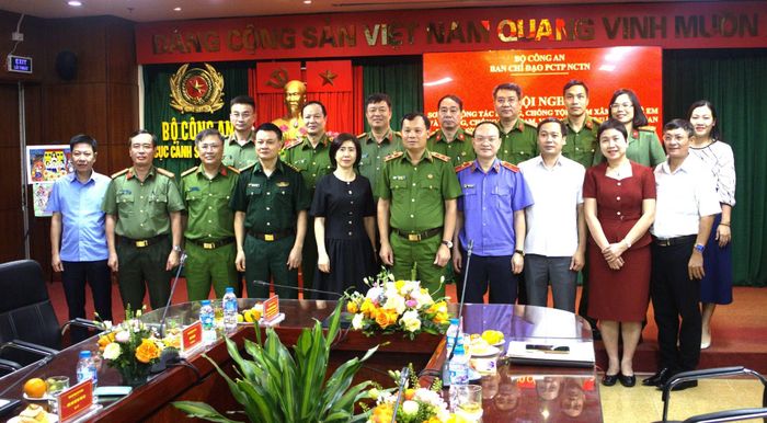 Trung tướng Trần Ngọc Hà và các đại biểu tham dự hội nghị.