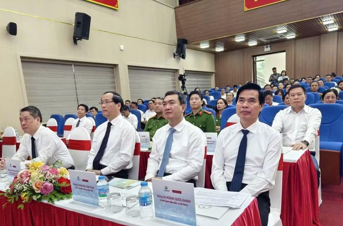 Các đồng chí lãnh đạo tỉnh Lạng Sơn và các đại biểu tại Lễ khai trương mô hình “Trạm dịch vụ công số”.