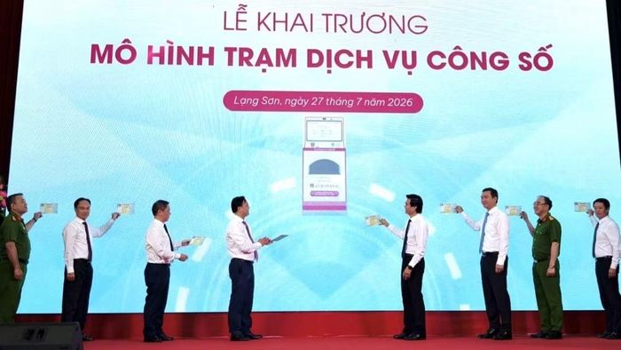  Các đại biểu thực hiện nghi thức nhấn nút khai trương mô hình “Trạm dịch vụ công số” tại Lạng Sơn. 