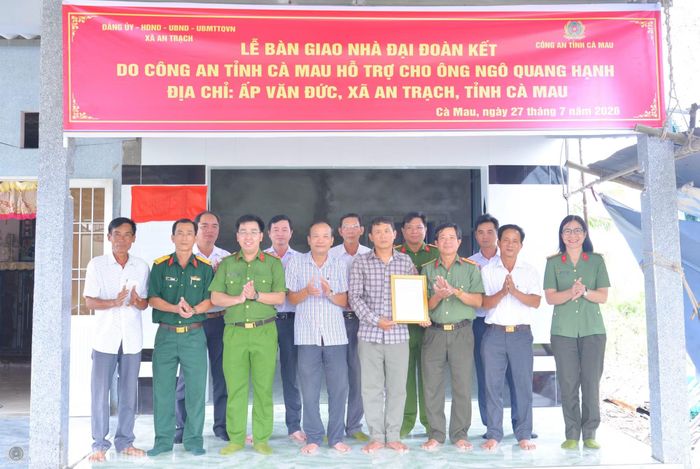 Công an tỉnh Cà Mau và chính quyền xã An Trạch bàn giao nhà đại đoàn kết cho ông Ngô Quang Hạnh, ngụ ấp Văn Đức.