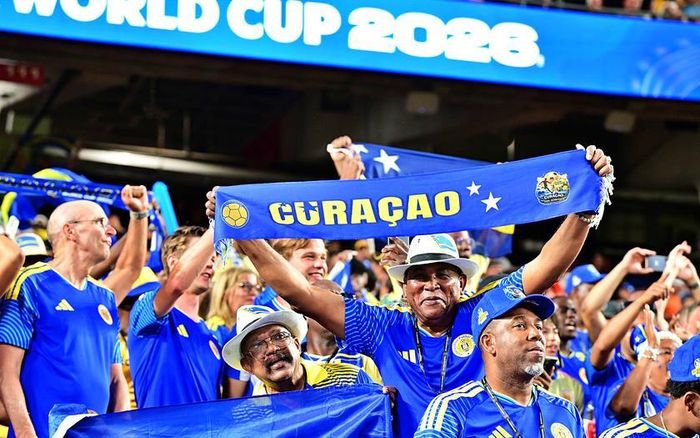 "Làn sóng Xanh" (Blue Wave) giành được quyền tham dự World Cup 2026, gây bất ngờ và thu hút sự chú ý rộng rãi trên toàn thế giới dành cho đội tuyển và quốc đảo Curaçao quê hương của họ. Ảnh: CNTraveller