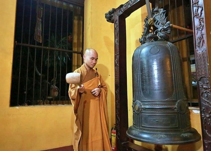 Nghi thức cử ba hồi chuông, trống Bát nhã tưởng niệm, tri ân các anh hùng liệt sĩ.
