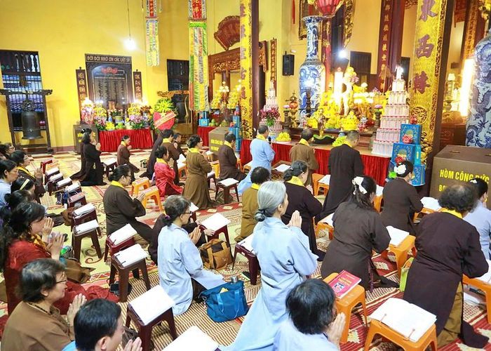 Giáo hội Phật giáo Việt Nam cùng chư tôn thực hiện nghi thức tưởng niệm các anh hùng liệt sĩ.