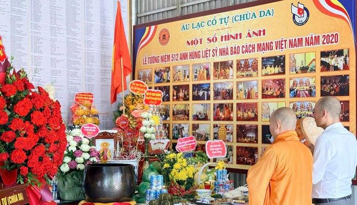 Phóng viên Tạp chí Công dân và Khuyến học đến dâng hương tưởng nhớ các anh linh là liệt sĩ nhà báo. Ảnh: Minh Ngọc