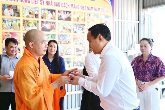 Đại đức Thích Đồng Tuệ tặng bút gieo duyên. Ảnh: HQ