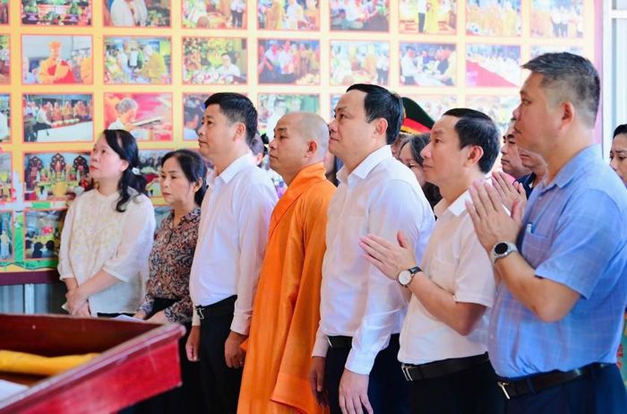Thành kính tưởng nhớ các anh linh liệt sĩ là nhà báo đang thờ tự tại chùa Da (Âu Lạc Cổ Tự). Ảnh: HQ