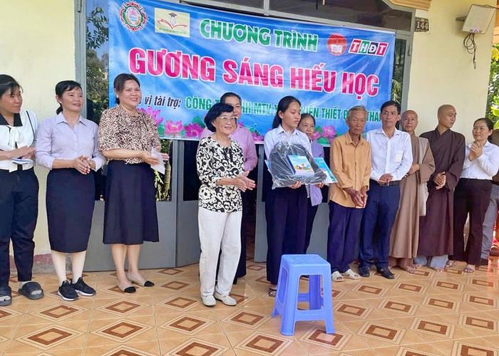Các nhà tài trợ trao học bổng Gương sáng hiếu học cho sinh viên Lê Thị Minh Thanh.
