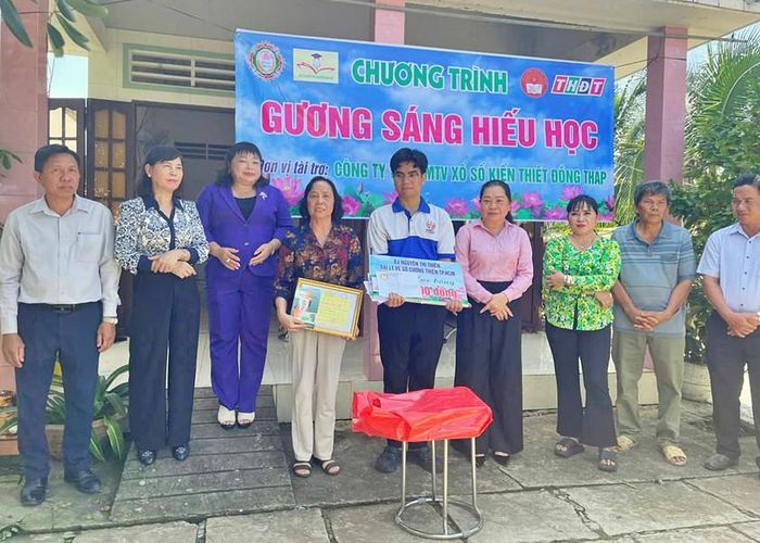 Các nhà tài trợ trao học bổng Gương sáng hiếu học cho sinh viên Dương Ngọc Quang Vũ.