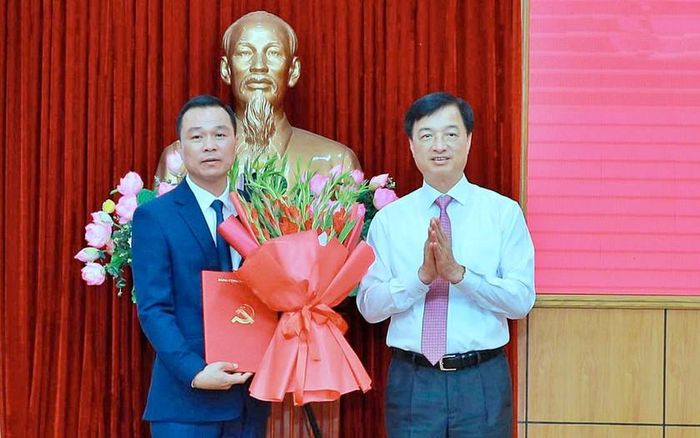 Ngày 27/7 Ban Thường vụ Tỉnh ủy Thanh Hóa tổ chức Hội nghị công bố Quyết định của Ban Bí thư về công tác cán bộ. Trưởng Ban Tổ chức Trung ương Nguyễn Duy Ngọc trao Quyết định của Ban Bí thư cho ông Tô Anh Dũng.