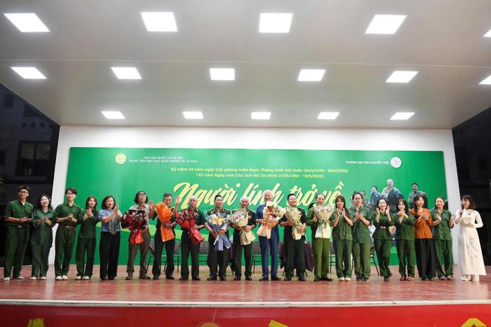 Tập thể cán bộ và các em sinh viên Trường Đại học Nguyễn Trãi tặng hoa tri ân những người lính kiên cường của tổ quốc trong chương trình "Người lính trở về".