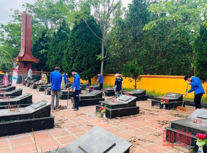 Đoàn viên, thanh niên xã Trùng Khánh ra quân vệ sinh Nghĩa trang Liệt sĩ xã, chuẩn bị các hoạt động tri ân nhân kỷ niệm Ngày Thương binh - Liệt sĩ 27/7.