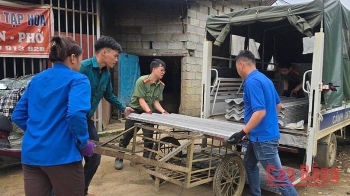 Đoàn viên thanh niên xã Trùng Khánh hỗ trợ người dân bị thiệt hại bởi bão lũ khắc phục hậu quả.