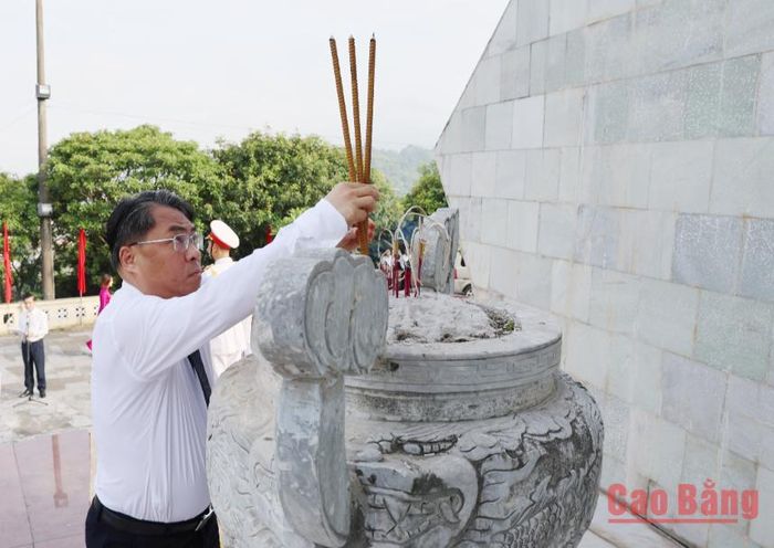 Bí thư Tỉnh ủy, Chủ tịch HĐND tỉnh Phan Thăng An dâng hương Đài Liệt sĩ tỉnh.