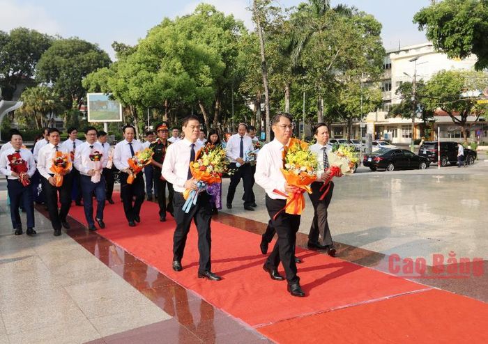 Đoàn đại biểu tỉnh dâng hoa Tượng đài Chủ tịch Hồ Chí Minh.