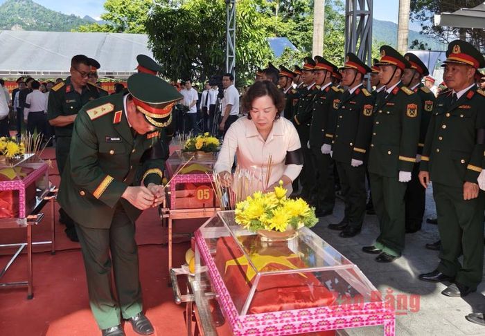 Phó Chủ tịch UBND tỉnh Hà Nhật Lệ và các đại biểu dâng hương tưởng niệm các anh hùng liệt sĩ tại Nghĩa trang Liệt sĩ Vị Xuyên, tỉnh Tuyên Quang.