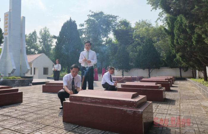 Đoàn đại biểu tỉnh thắp hương tại các phần mộ liệt sĩ Quân giải phóng nhân dân Trung Quốc tại Nghĩa trang Liệt sĩ Trung Quốc, phường Thục Phán.