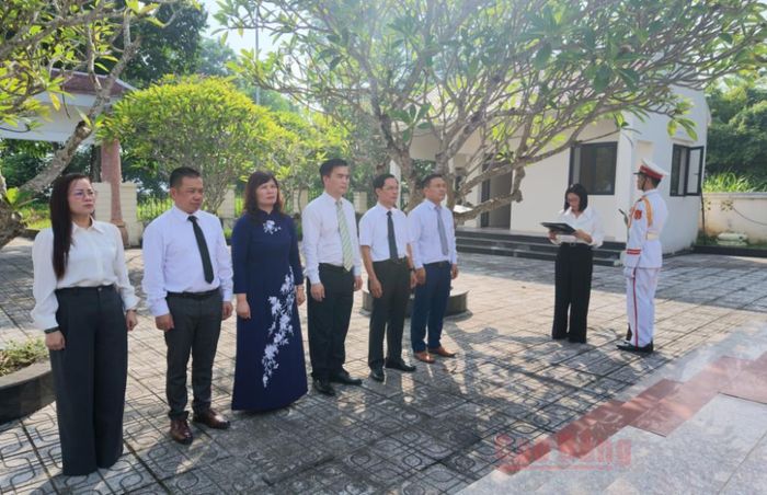 Đoàn đại biểu tỉnh dâng hương, viếng Nghĩa trang Liệt sỹ Trung Quốc.
