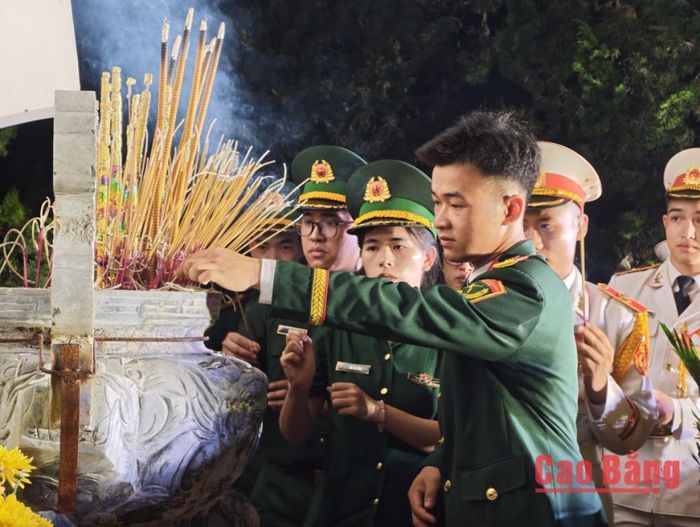 Các chiến sĩ trẻ thắp hương với lòng thành kính các bậc tiền bối.