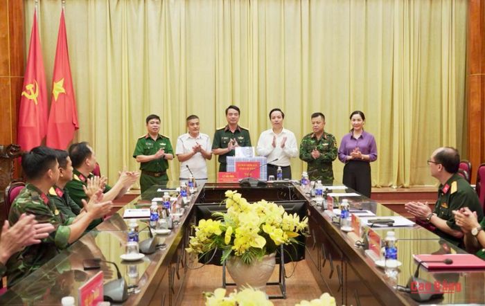  Chủ tịch UBND tỉnh Lê Hải Hòa tặng quà lực lượng thực hiện nhiệm vụ tìm kiếm, quy tập và xác định danh tính hài cốt liệt sĩ.