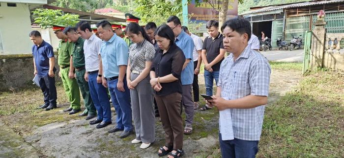 Các đại biểu xã Quang Trung dành phút tưởng niệm các Anh hùng liệt sĩ.
