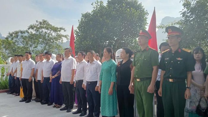 Các đại biểu xã Nguyễn Huệ dành phút tưởng niệm các Anh hùng liệt sĩ.