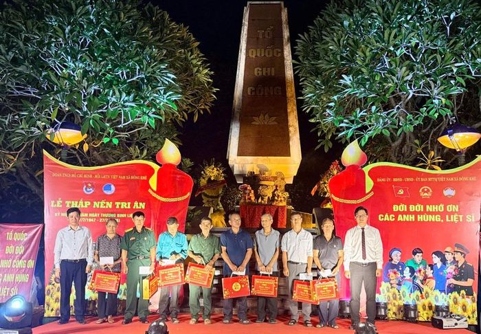 Lãnh đạo xã Đông Khê trao tặng các suất quà tri ân người có công với cách mạng, thân nhân liệt sĩ trên địa bàn xã tại buổi lễ.