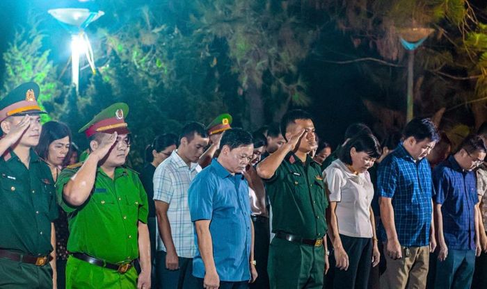 Các đại biểu xã Phục Hòa dành phút tưởng niệm các Anh hùng liệt sĩ.