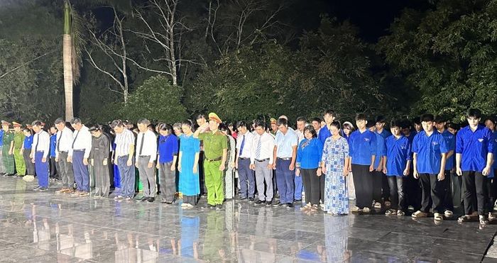 Các đại biểu xã Hòa An dành phút tưởng niệm các Anh hùng liệt sĩ.