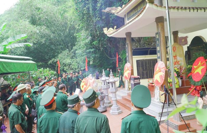 Đoàn công tác dành phút mặc niệm tưởng nhớ công lao của các anh hùng liệt sĩ tại Đài hương Keng Riềng, xã Quảng Uyên.