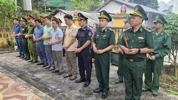 Các đại biểu xã Lý Quốc dâng hương tưởng niệm các Anh hùng liệt sĩ.