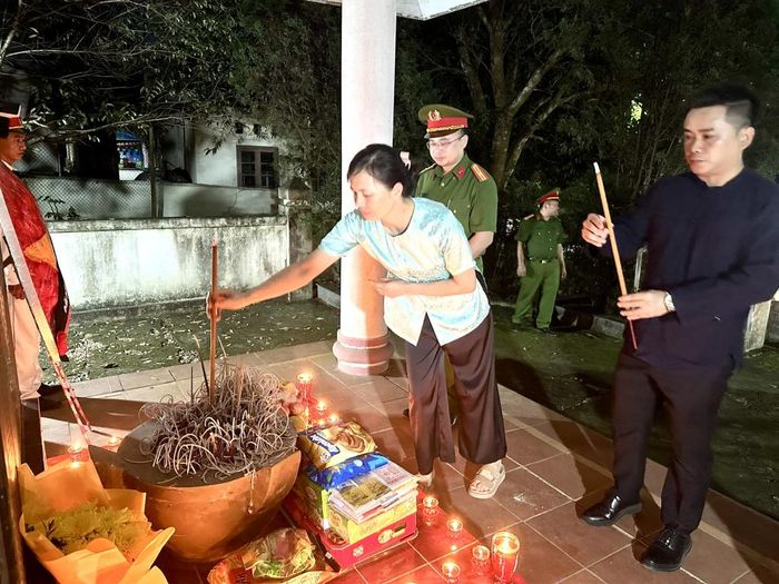 Lãnh đạo xã Nam Tuấn dâng hương các Anh hùng liệt sĩ.