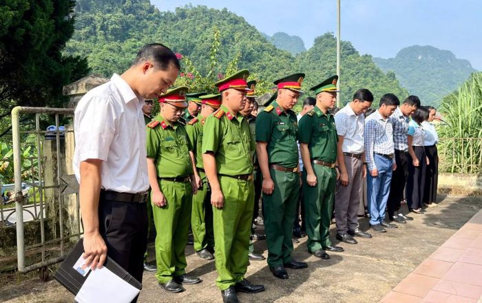 Các đại biểu xã Đức Long dành phút tưởng niệm các Anh hùng liệt sĩ.