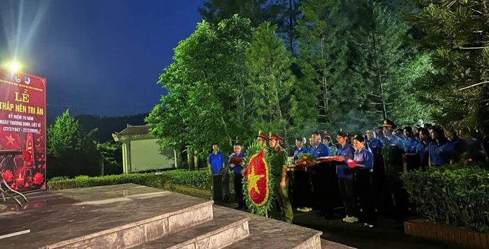 Đoàn Thanh niên xã Nguyên Bình dâng hương tưởng niệm các Anh hùng liệt sĩ tại Nghĩa trang Liệt sĩ xã.