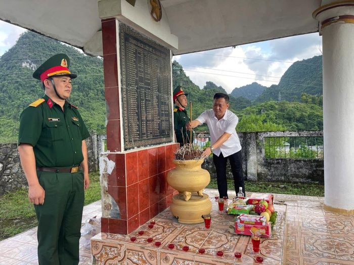 Lãnh đạo Đảng ủy xã Đàm Thủy dâng hương Nhà bia tưởng niệm Anh hùng liệt sĩ.